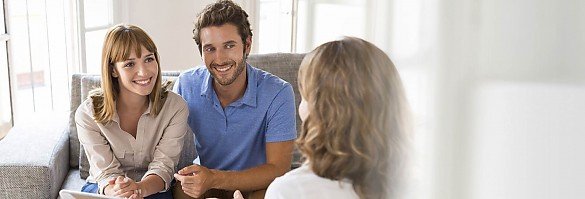 Foto Bei unserem ersten, unverbindlichen Treffen besichtigen wir gemeinsam Ihre Immobilie. Auf diese Weise gewinnen unsere Makler f�r Schramberg einen ersten Eindruck von Ihrem Haus oder Ihrer Wohnung. Au�erdem verschaffen sie sich einen �berblick �ber den dazugeh�rigen Garten sowie die Umgebung.