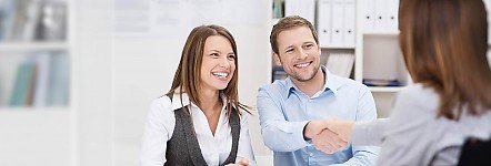 Foto Dies ist eine besonders wichtige Phase, in der SpittelBau Immobilien ganz konkrete Verkaufsverhandlungen mit den Kaufinteressenten für Sie durchführt. Wenn Bedarf besteht, haken unsere routinierten Makler telefonisch und persönlich bei den potenziellen Käufern nach. So stellen wir sicher, dass wir den passenden Käufer für Ihre Immobilie aussuchen.<br>
