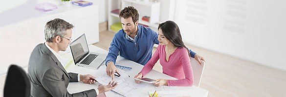 Foto Wir bereiten den Notartermin zur Vertragsbeurkundung vor. Gibt es mehrere Kaufinteressenten, beraten wir Sie bei der Auswahl des K�ufers. Sobald Sie sich mit dem K�ufer �ber den Preis geeinigt haben und die Finanzierungszusage des Kreditinstituts eingeht, wird diese sofort durch uns gepr�ft.<br>