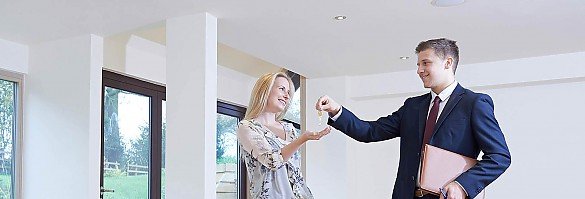 Foto Auch in der letzten Phase des Immobilienverkaufs ist für SpittelBau Immobilien noch nicht Schluss mit der Arbeit. Unsere Makler gehen gern auf Ihre Fragen rund um die Vertragsabwicklung ein. Auf Ihren Wunsch übernehmen wir für Sie die Schlüsselübergabe oder begleiten Sie beim Übergabetermin und überwachen das Ausfüllen des Übergabeprotokolls.<br>