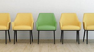 Leere St�hle gr�n