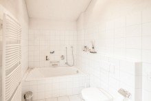 Badezimmer NEUER PREIS!
Traumhaftes Einfamilienhaus mit Einliegerwohnung und tollem Garten zu verkaufen!