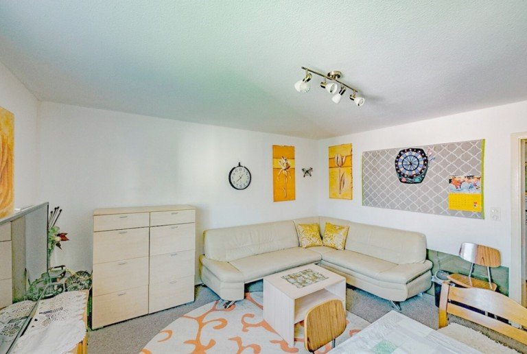Wohnzimmer (KI-�berarbeitet) Schramberg - Sulgen Etagenwohnung Helle 2-Zimmer-Wohnung mit funktionalem Grundriss