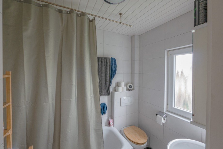 Badezimmer OG Mehrfamilienhaus Schenkenzell