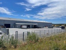 Au�enansicht Moderne Lagerhalle mit Ladebr�cken in Schramberg-Waldm�ssingen.