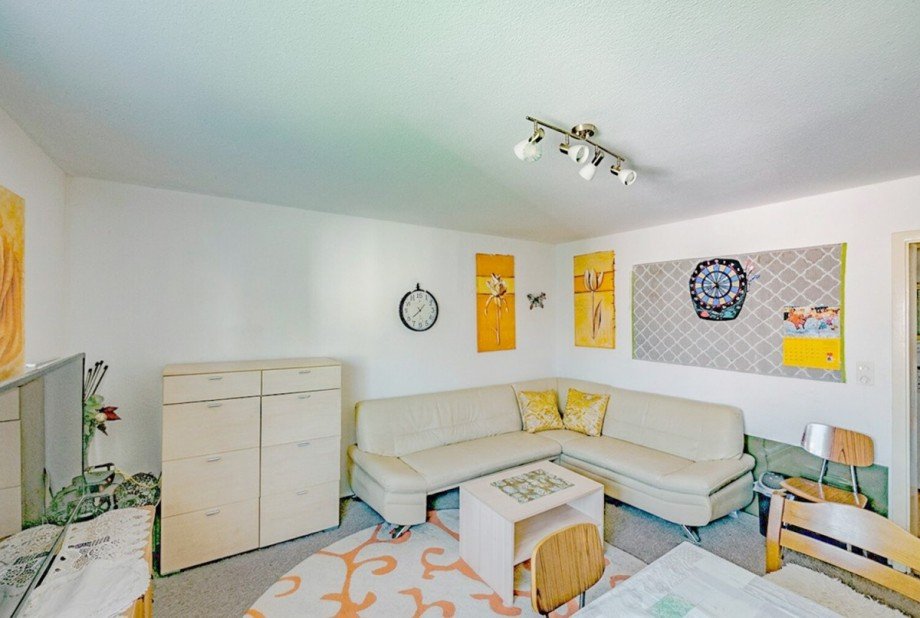 Wohnzimmer (KI-�berarbeitet) Etagenwohnung Schramberg